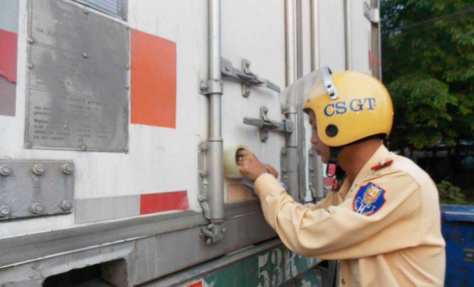 Tai xe co thu trong oto hon 2 gio khi vi pham giao thong hinh anh