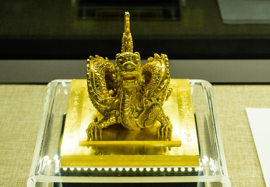 Bao an, sach vang trong bao tang co vat trieu Nguyen hinh anh