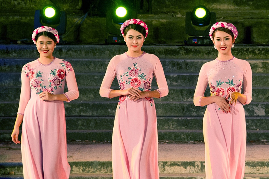 Gan 200 nguoi dep duyen dang ao dai Festival Hue hinh anh