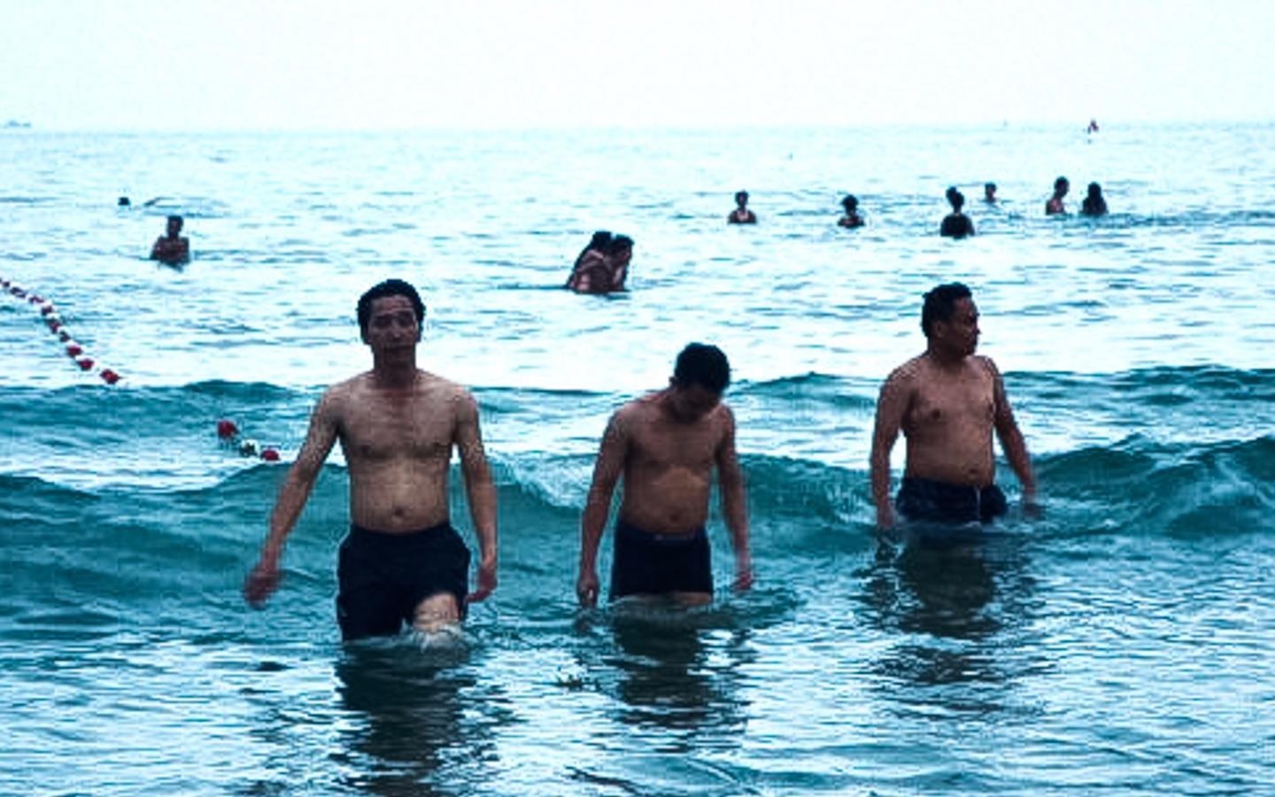 Can bo Da Nang moi nguoi dan tam bien cung hinh anh