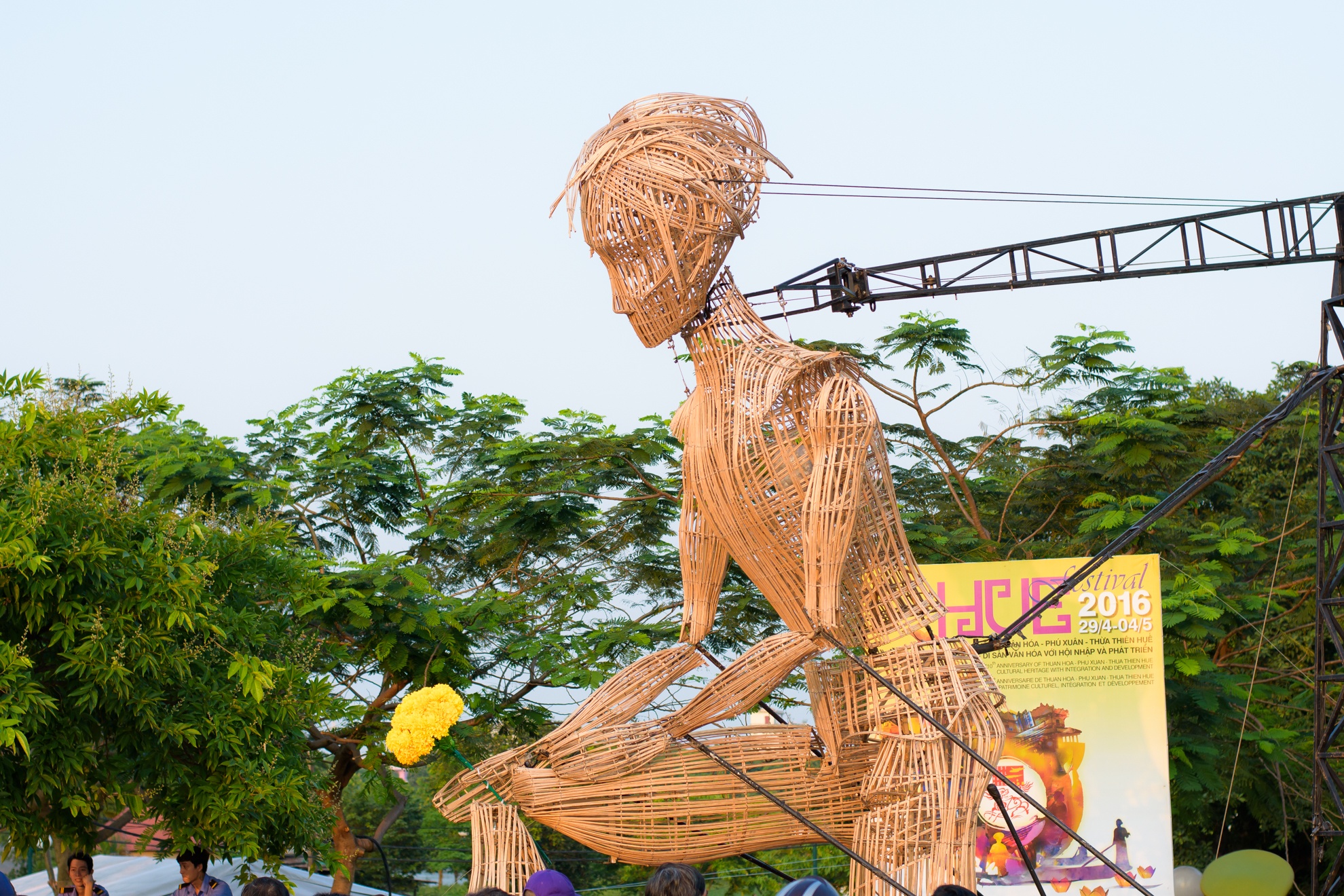 Chu roi khong lo 7,5 met tren duong pho Hue hinh anh
