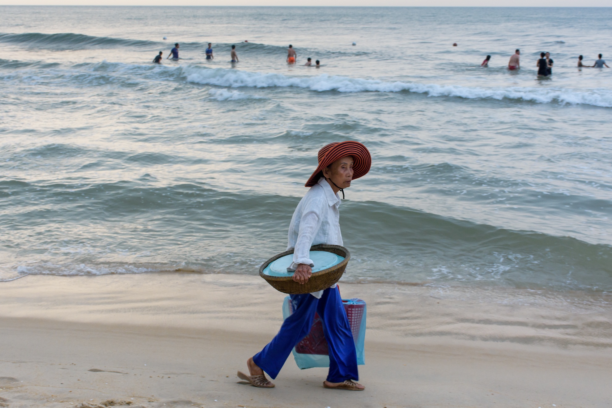 Người dân và du khách đến Huế tắm biển ảnh 11 Nguoi dan va du khach den Hue tam bien anh 11