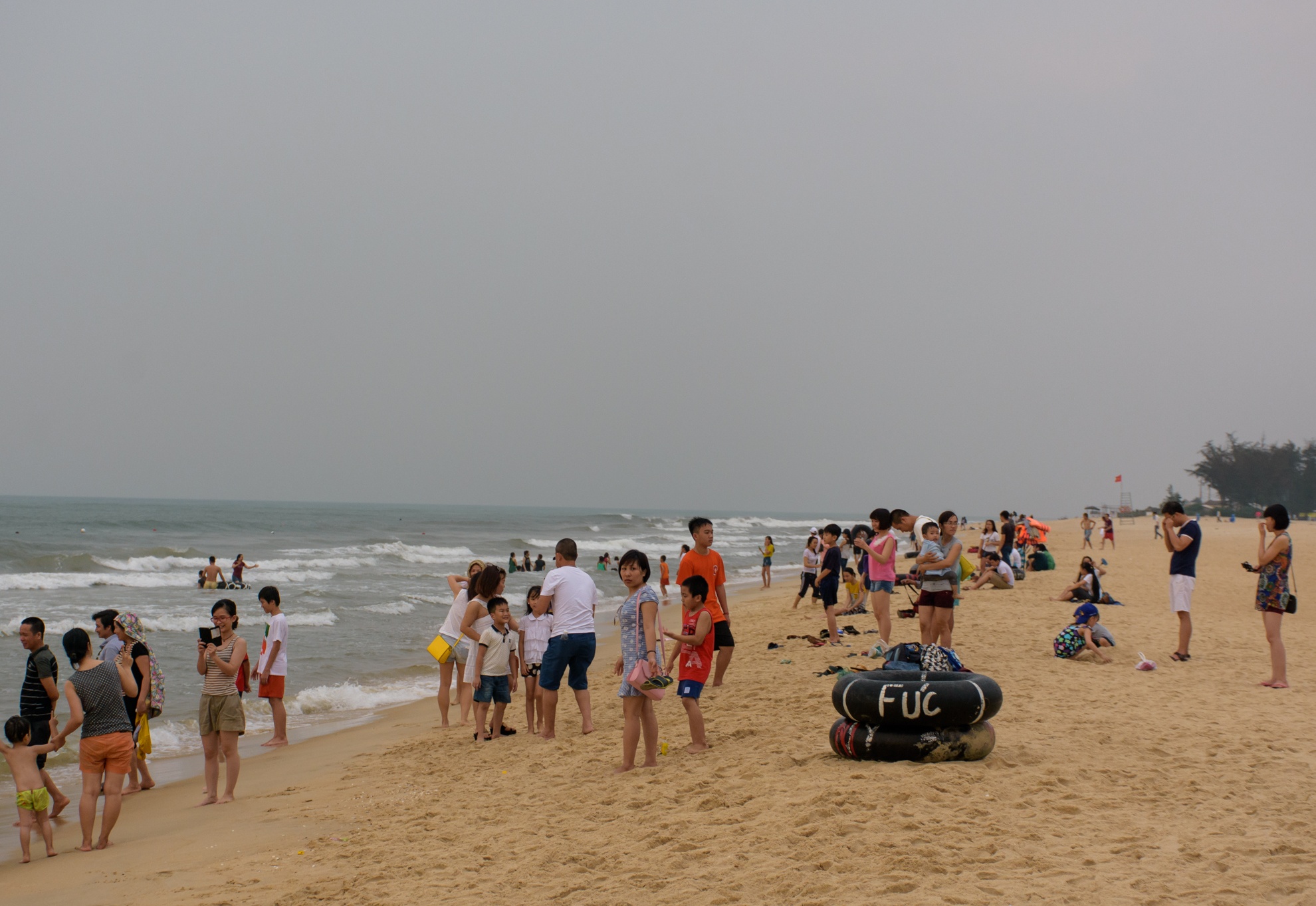 Người dân và du khách đến Huế tắm biển ảnh 1 Nguoi dan va du khach den Hue tam bien anh 1