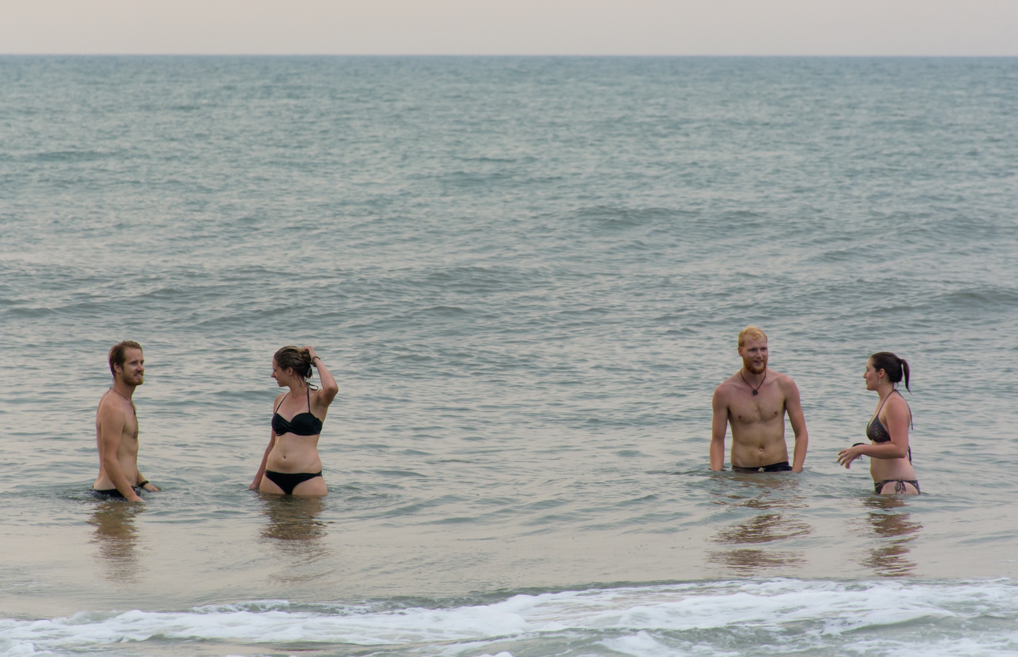 Người dân và du khách đến Huế tắm biển ảnh 3 Nguoi dan va du khach den Hue tam bien anh 3