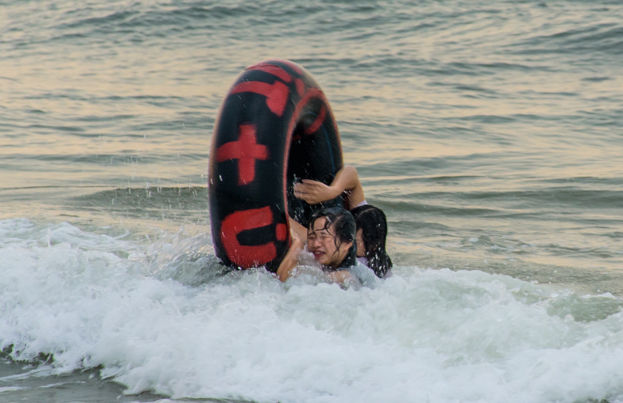 Người dân và du khách đến Huế tắm biển ảnh 4 Nguoi dan va du khach den Hue tam bien anh 4