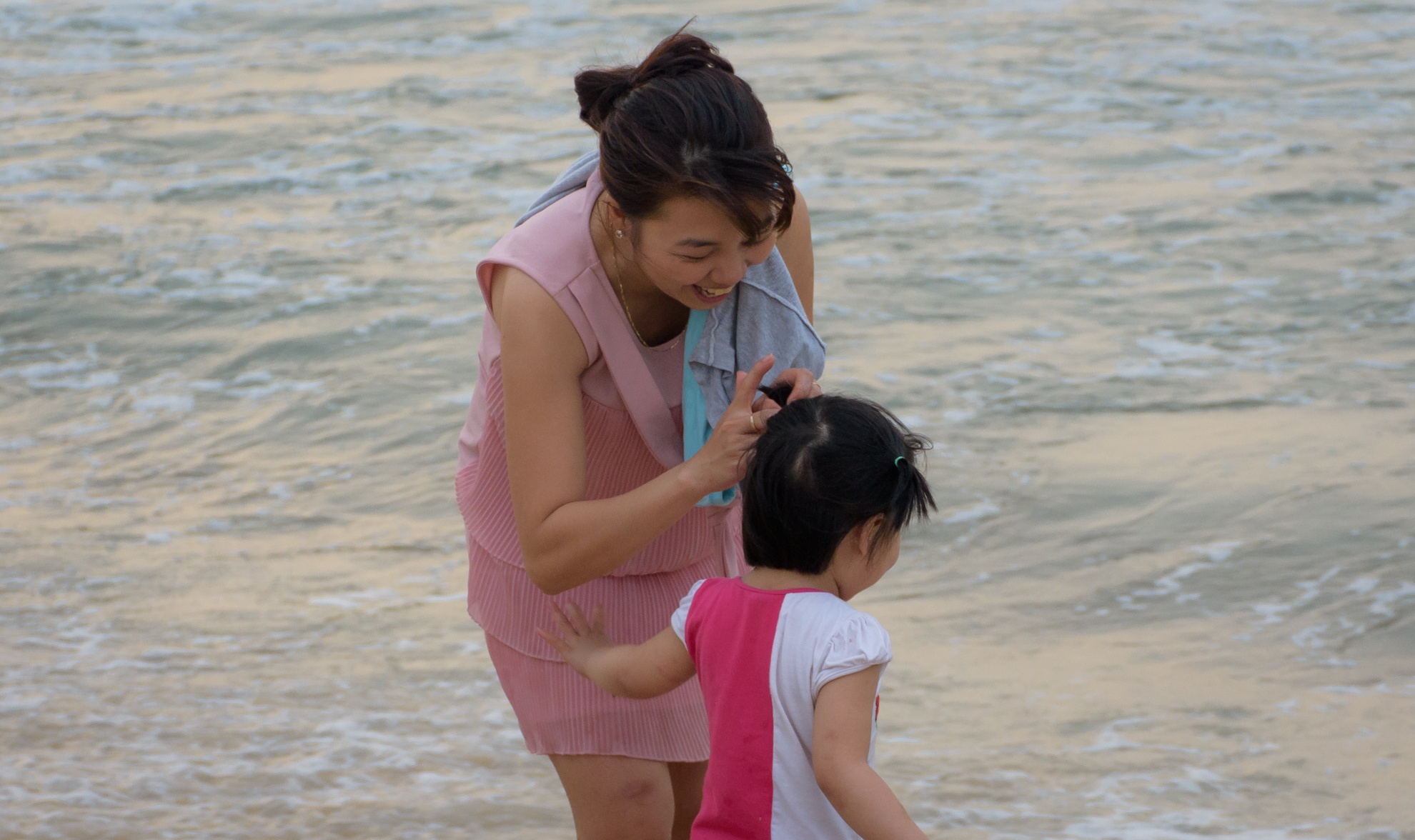 Người dân và du khách đến Huế tắm biển ảnh 5 Nguoi dan va du khach den Hue tam bien anh 5