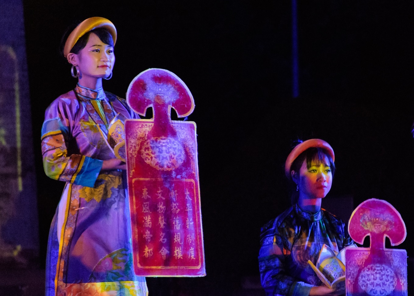 Dem Hoang Cung day am sac va le nghi cung dinh Hue hinh anh
