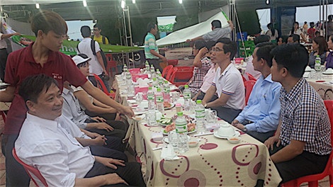 Hon 1.000 can bo se an hai san ung ho ngu dan hinh anh