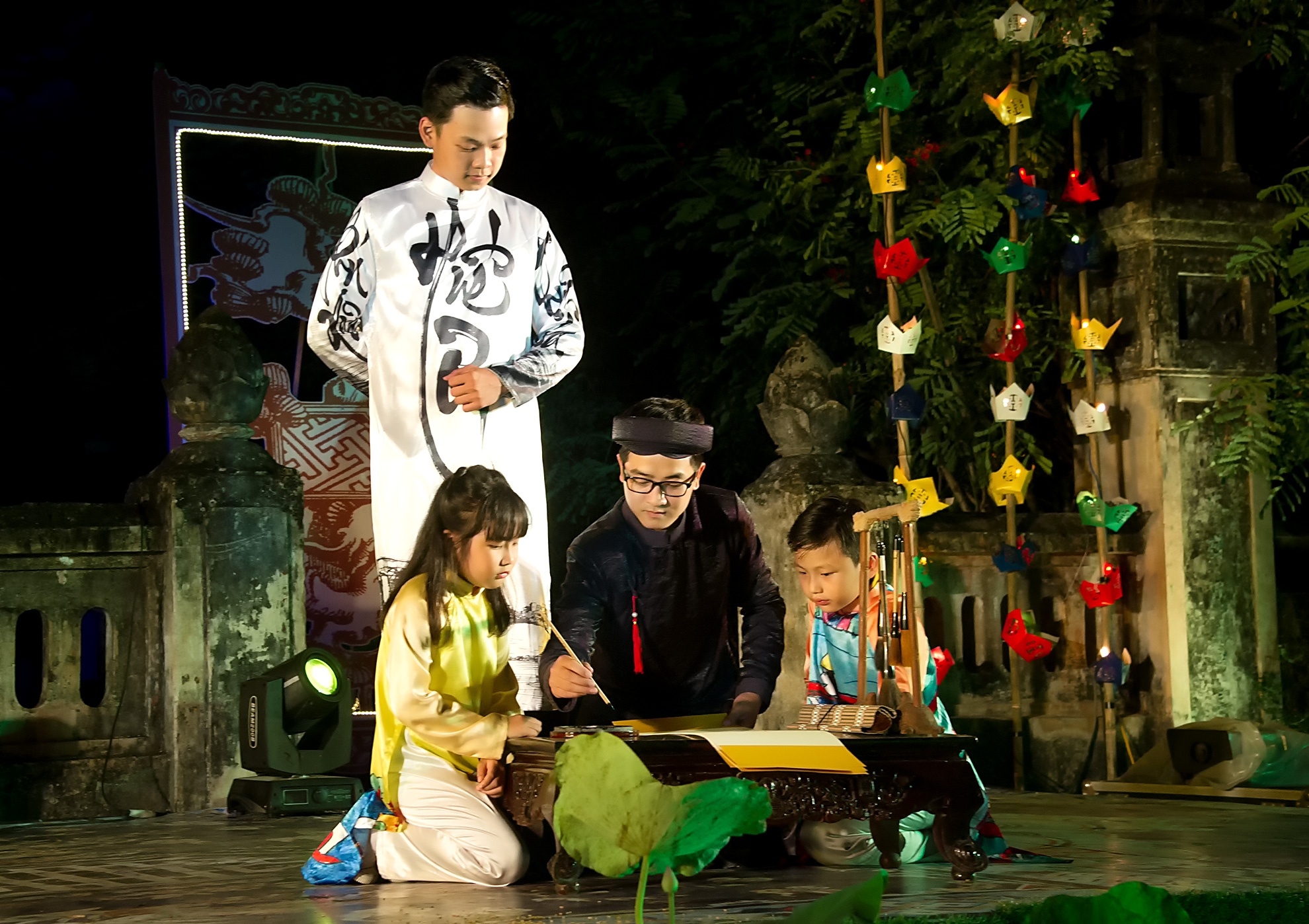 Dem ve mien Huong Ngu tai Festival Hue hinh anh