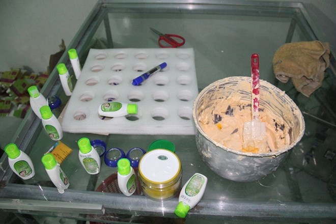 Phat hien co so san xuat my pham duong da rom quy mo lon hinh anh