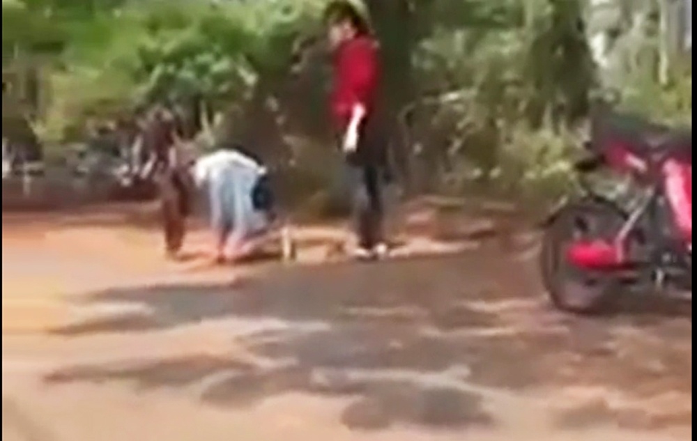 Clip 2 nu sinh danh nhau o Hoi An bi tung len mang hinh anh