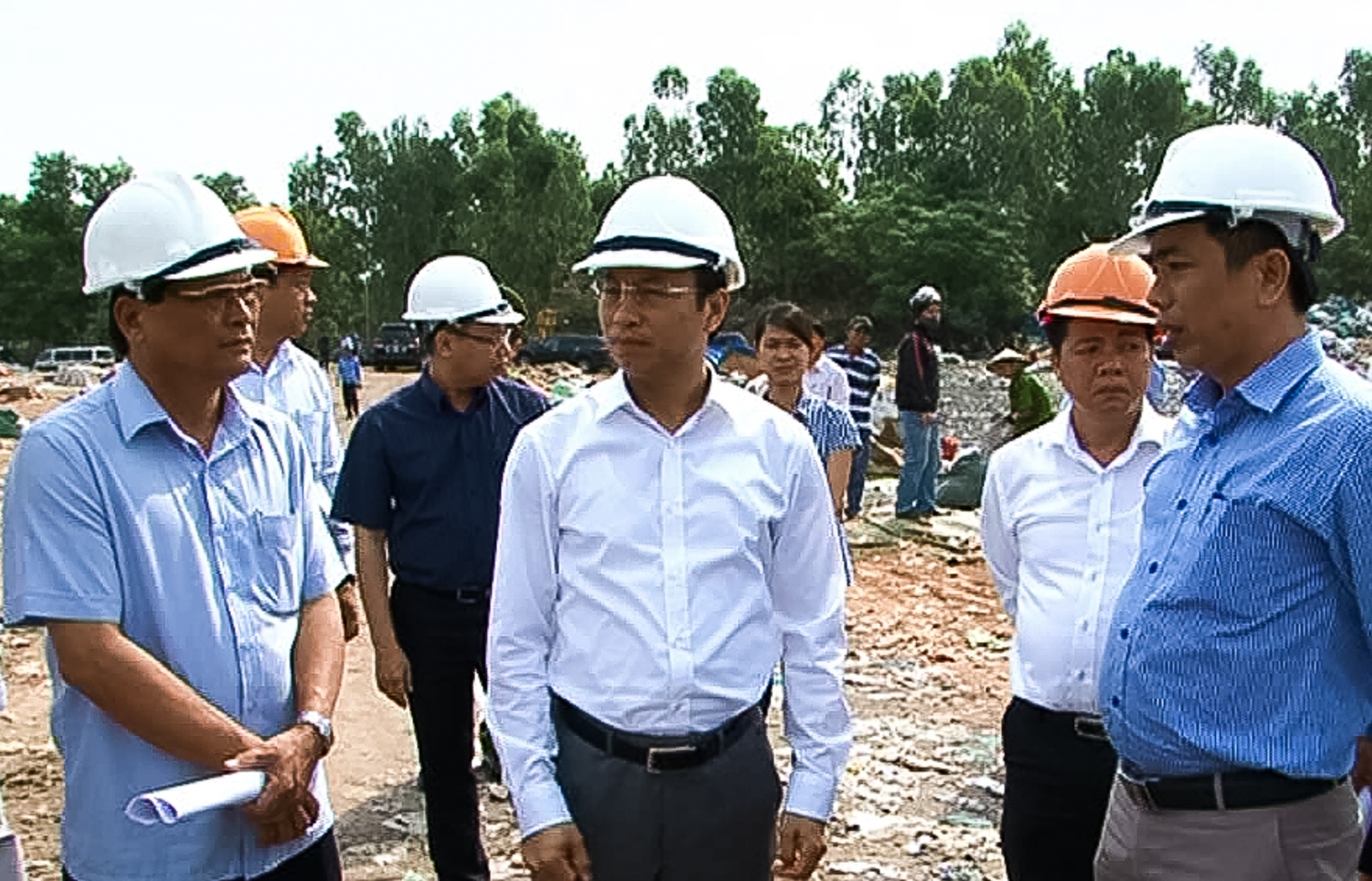 Bi thu Da Nang lan thu 2 den bai rac Khanh Son hinh anh