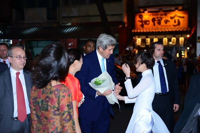 Ngoai truong My John Kerry di an toi o Sai Gon anh 5