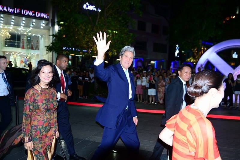 Ngoai truong My John Kerry di an toi o Sai Gon anh 8