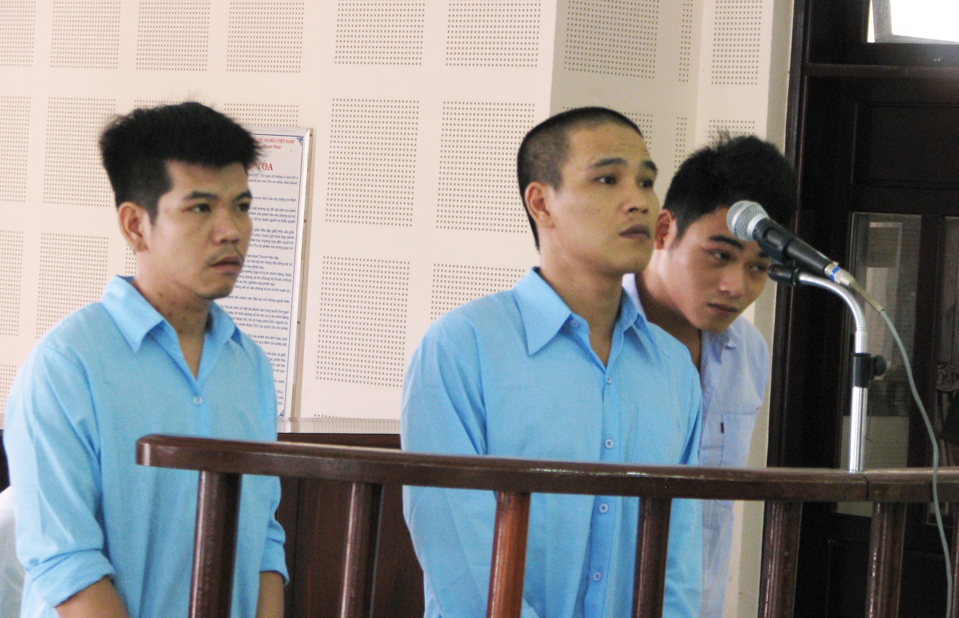 Dung tien ao di mua ma tuy hinh anh