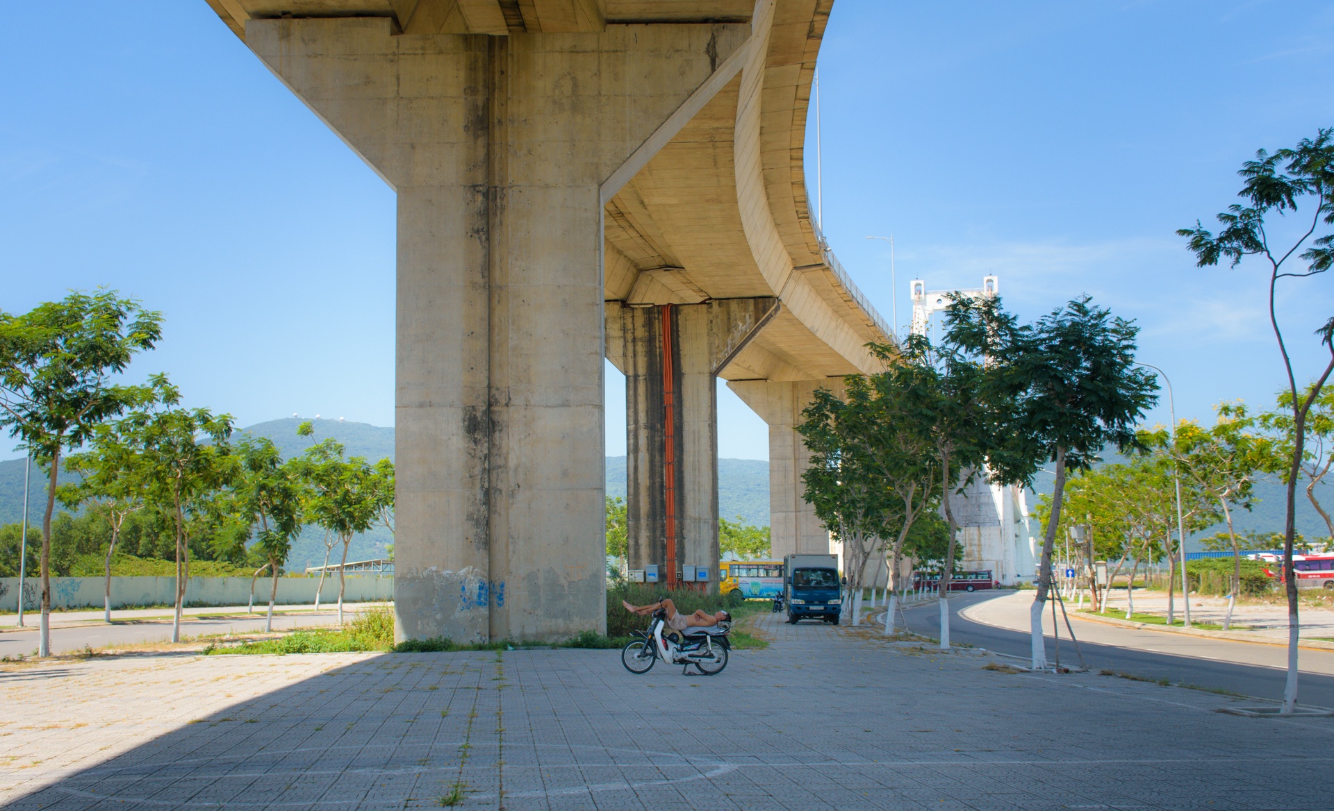 Dân Đà Nẵng đổ xô trốn nắng nóng ảnh 1 Dan Da Nang do xo tron nang nong anh 1