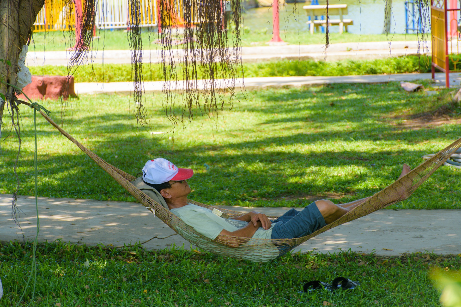 Dân Đà Nẵng đổ xô trốn nắng nóng ảnh 8 Dan Da Nang do xo tron nang nong anh 8