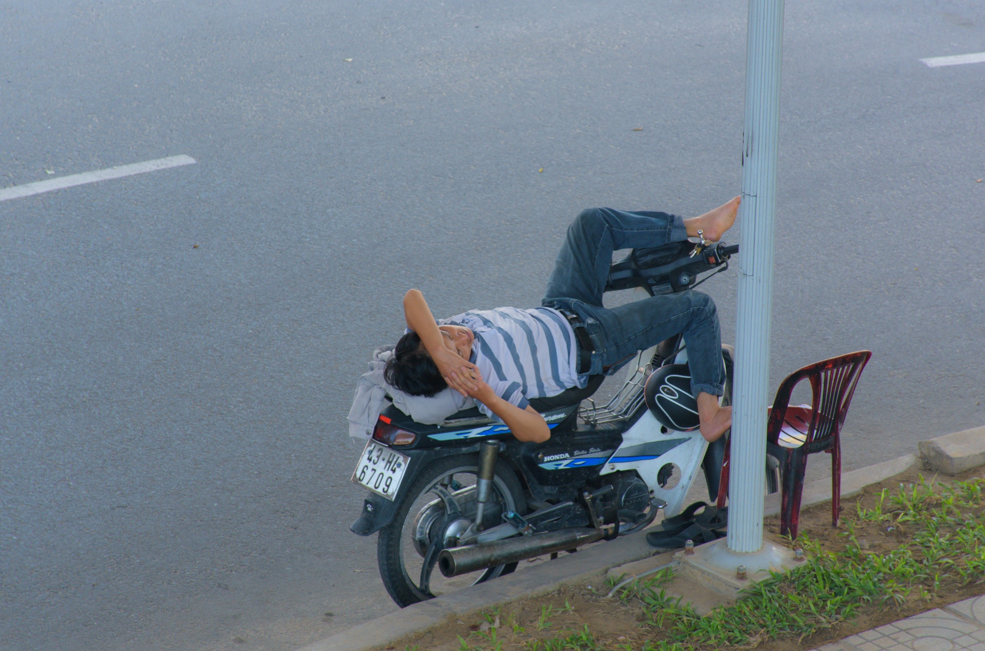 Dân Đà Nẵng đổ xô trốn nắng nóng ảnh 4 Dan Da Nang do xo tron nang nong anh 4