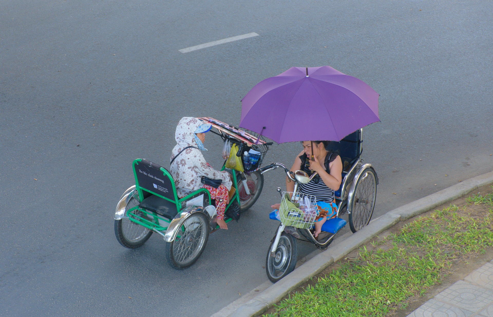 Dân Đà Nẵng đổ xô trốn nắng nóng ảnh 5 Dan Da Nang do xo tron nang nong anh 5