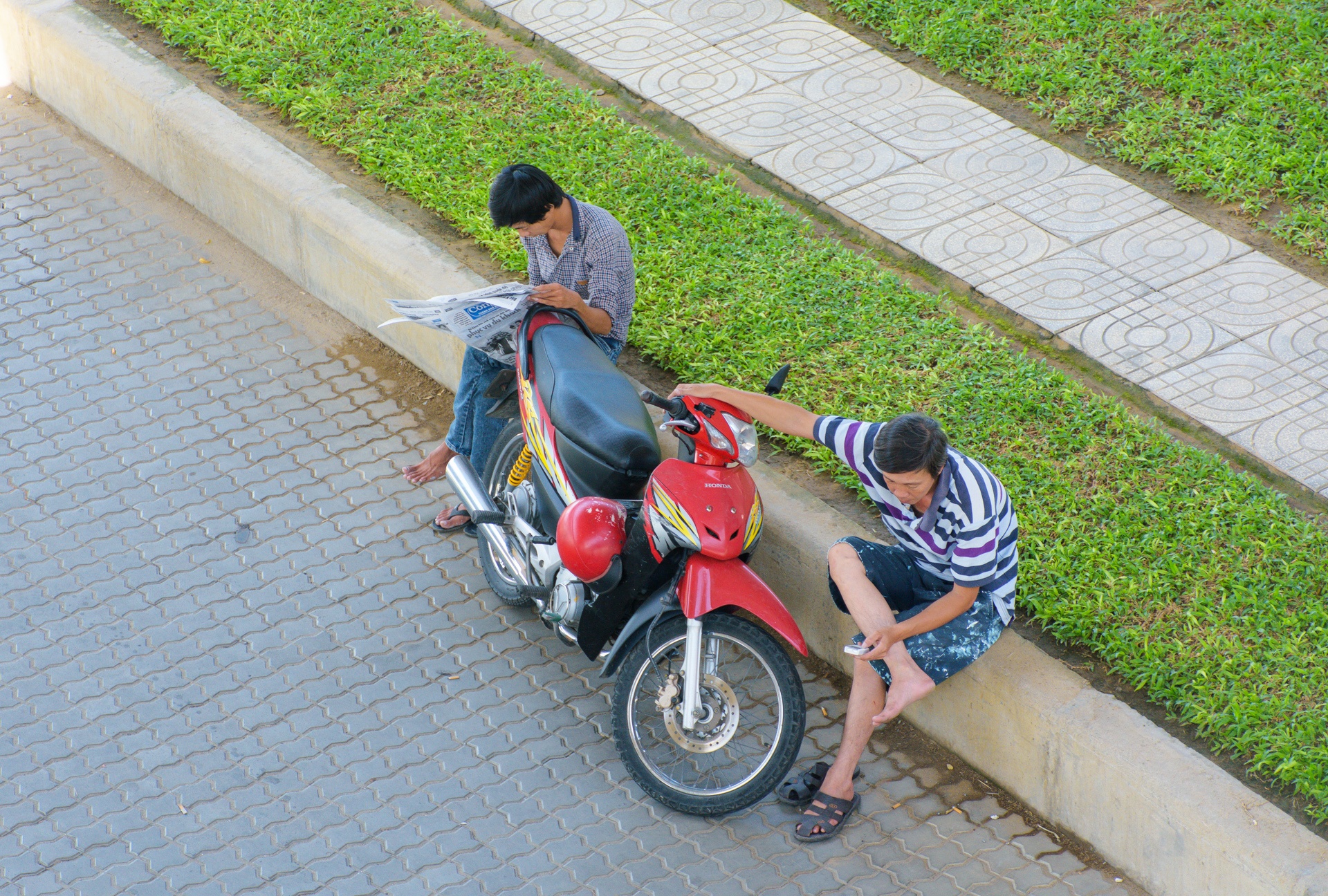 Dân Đà Nẵng đổ xô trốn nắng nóng ảnh 6 Dan Da Nang do xo tron nang nong anh 6