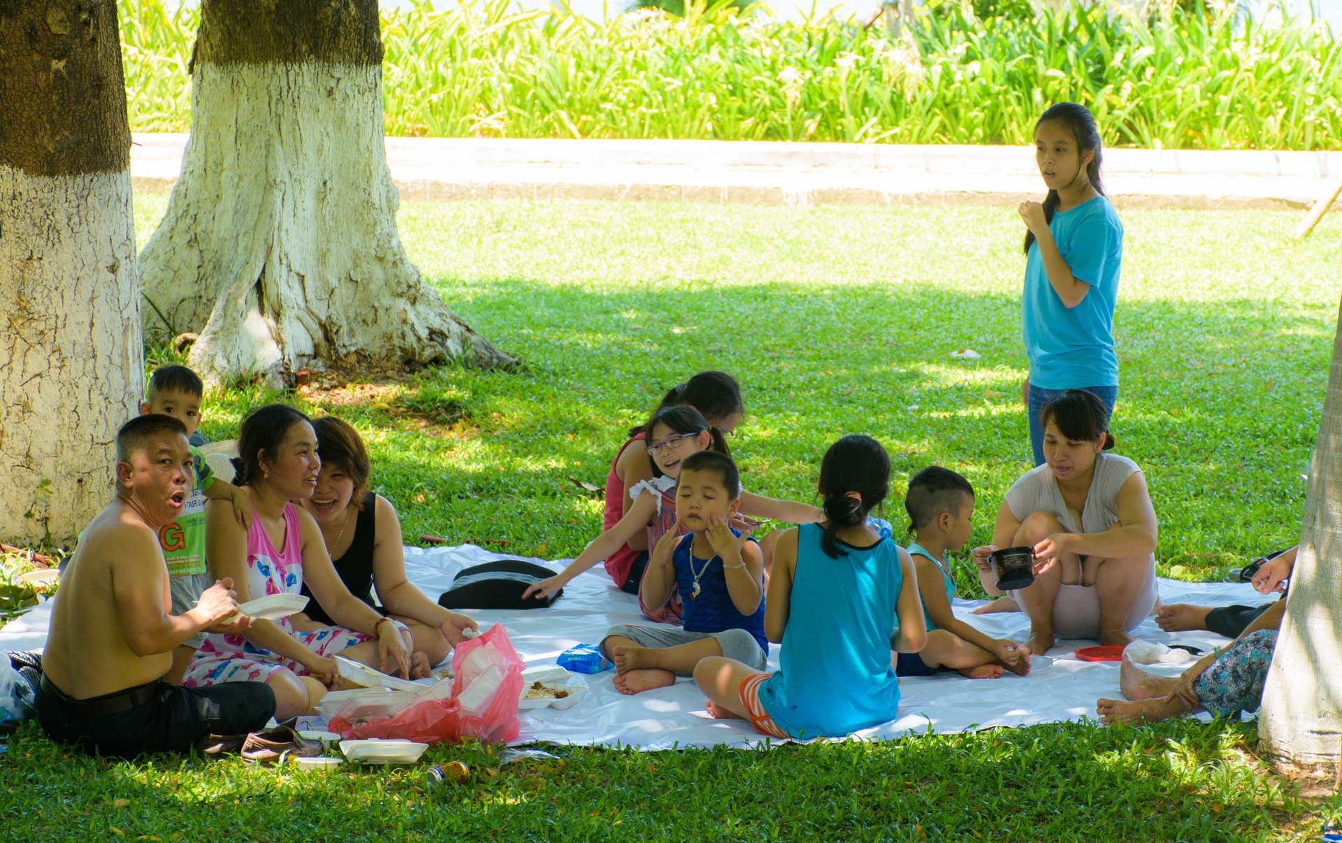 Dân Đà Nẵng đổ xô trốn nắng nóng ảnh 9 Dan Da Nang do xo tron nang nong anh 9