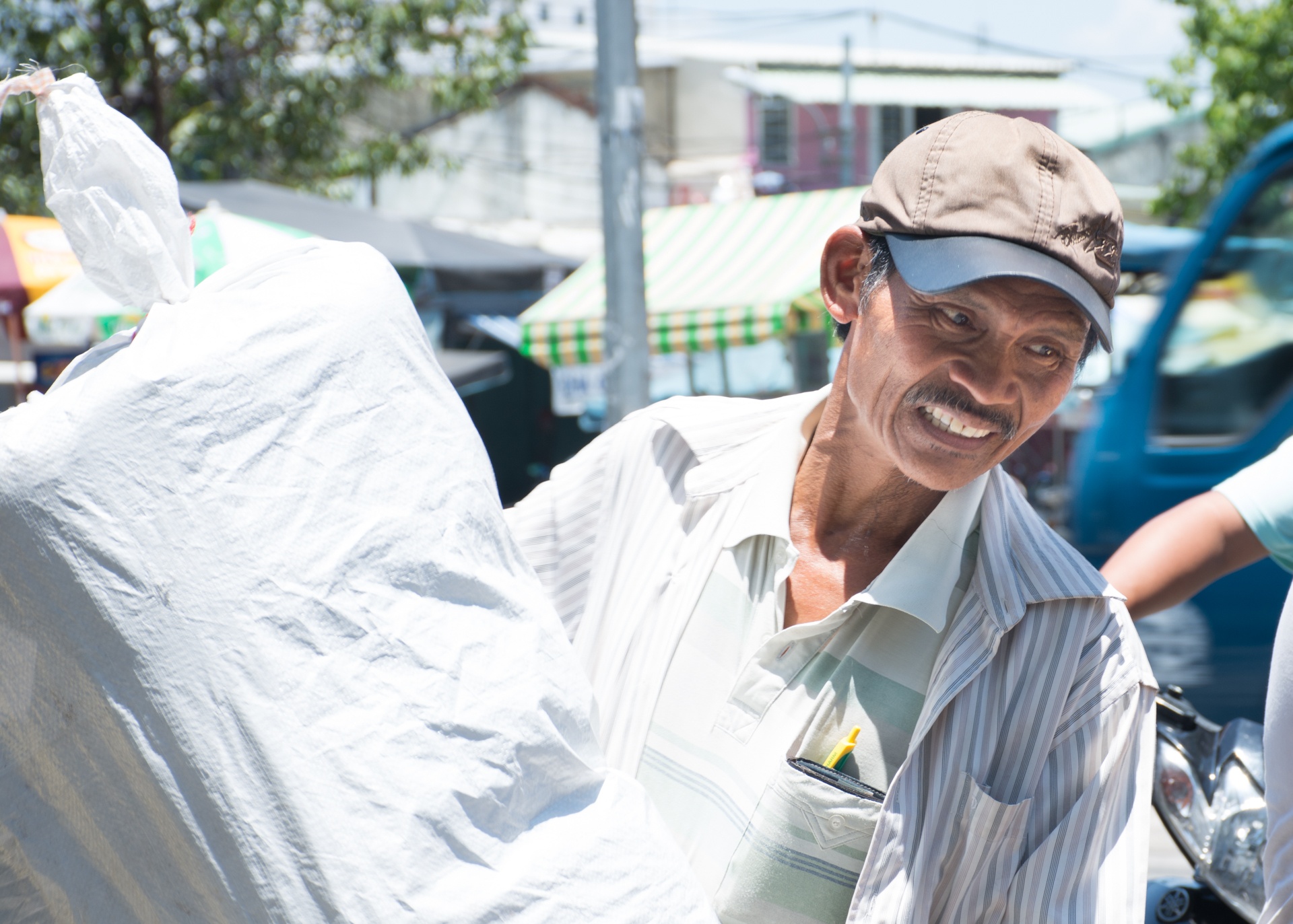 Nguoi ngheo vat lon muu sinh duoi cai nang 40 do C hinh anh