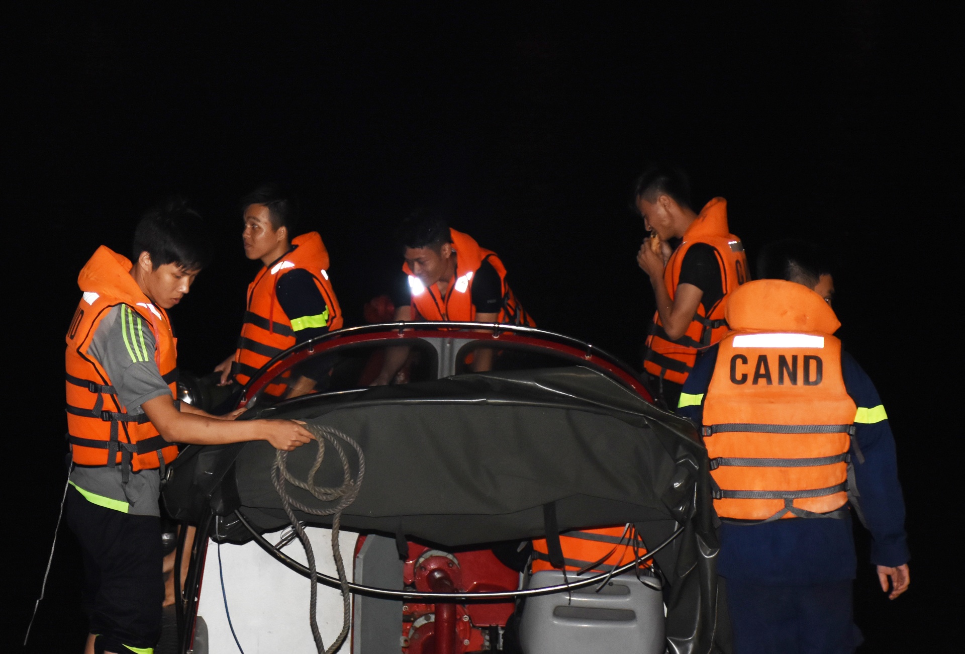 tàu du lịch bị chìm trên sông hàn ảnh 4 tau du lich bi chim tren song han anh 4