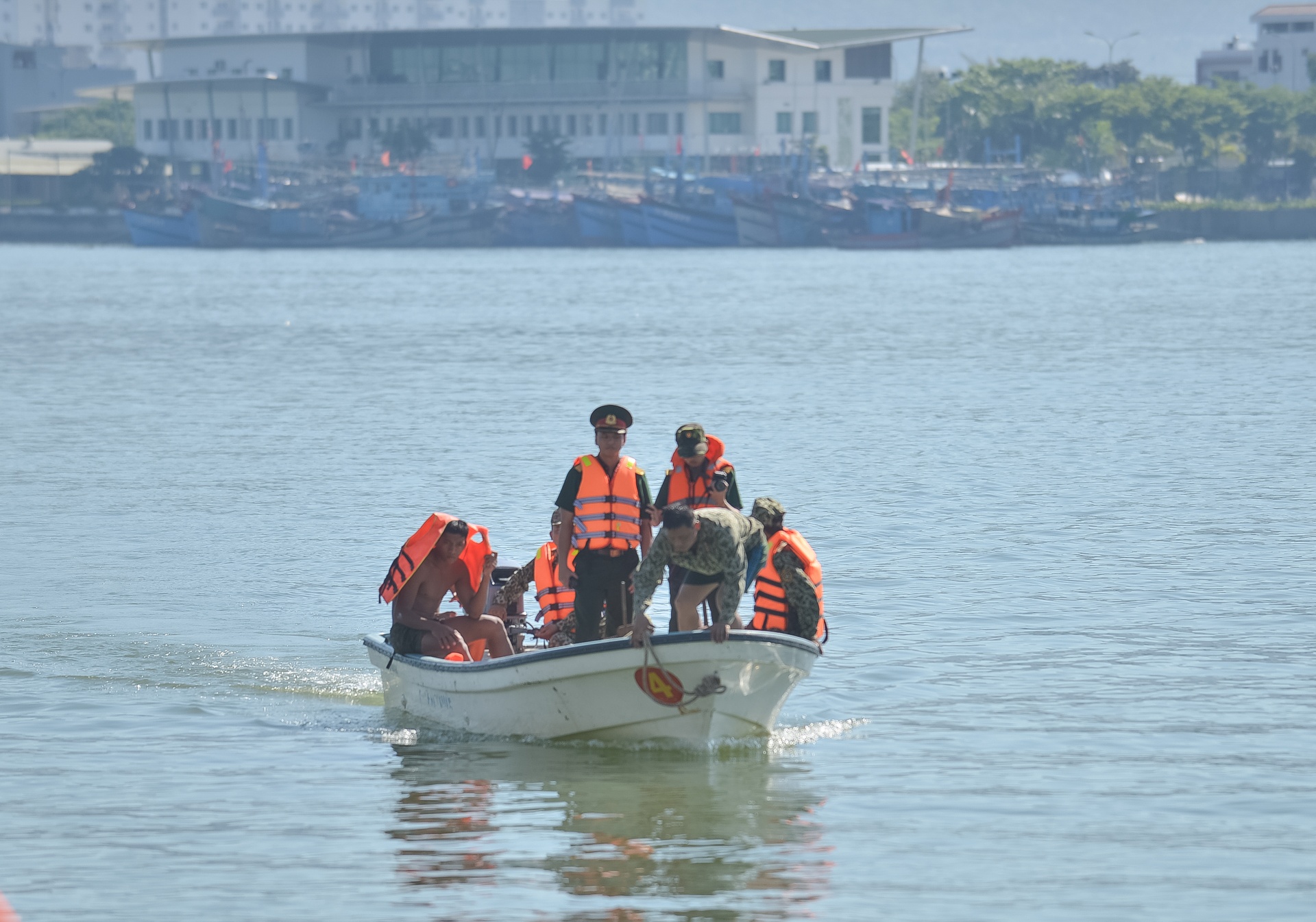 Tàu du lịch chìm ở Đà Nẵng ảnh 3 Tau du lich chim o Da Nang anh 3