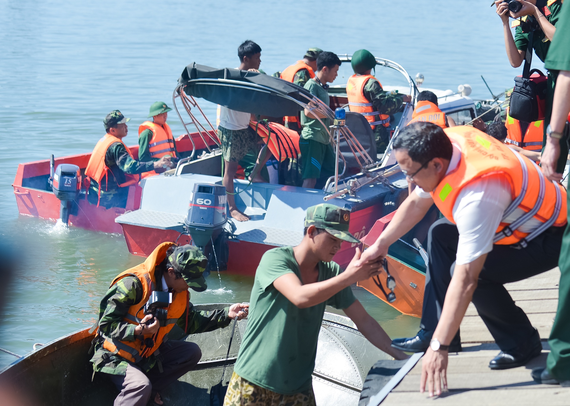 Tàu du lịch chìm ở Đà Nẵng ảnh 2 Tau du lich chim o Da Nang anh 2