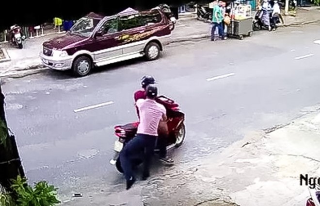Tom ke cuop tui xach giua ban ngay o Da Nang tu camera hinh anh