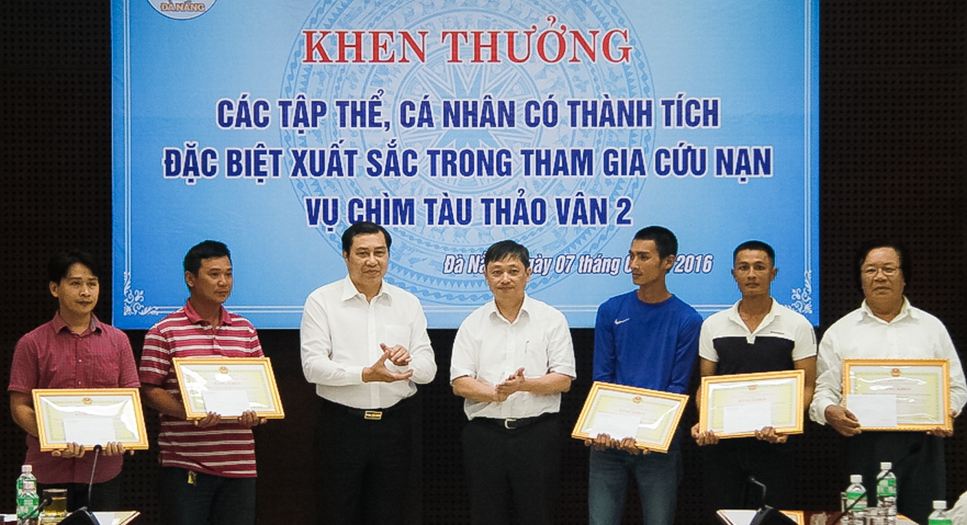 Khen thuong 9 nguoi cuu 53 nan nhan vu tau chim o song Han hinh anh