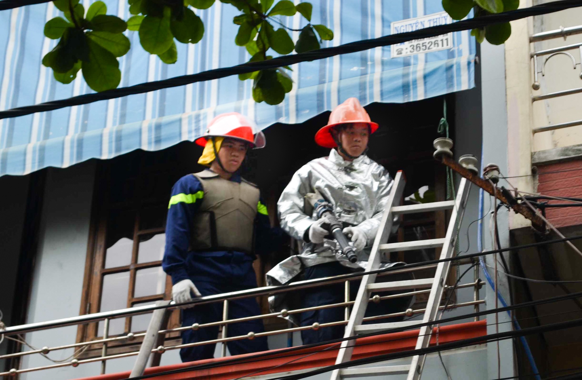 cố thủ trong nhà dọa tự thiêu ảnh 2 co thu trong nha doa tu thieu anh 2