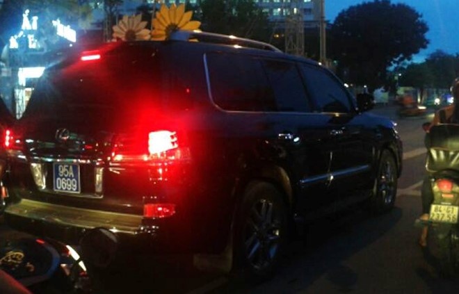 Tong bi thu yeu cau kiem tra vu Pho chu tich tinh di Lexus hinh anh