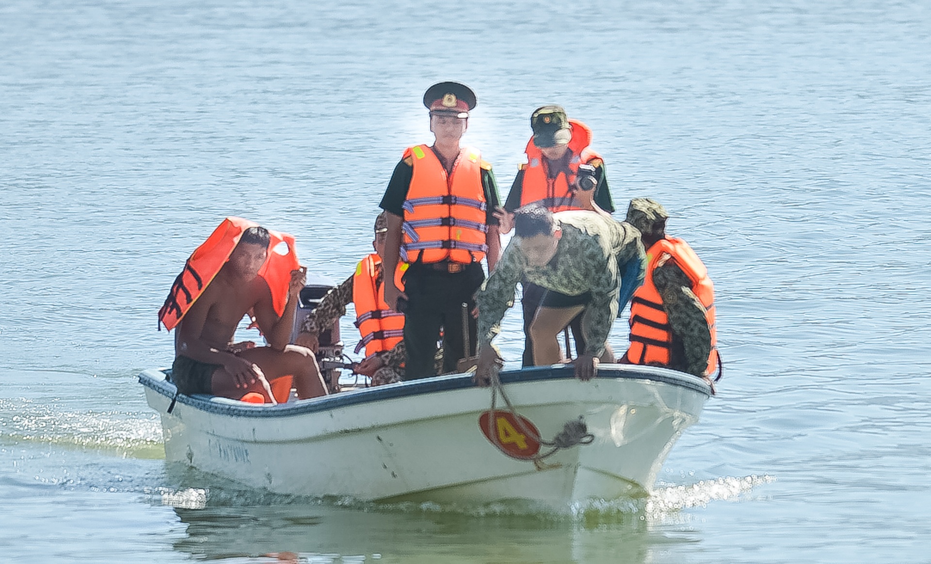 Giao bo doi bien phong quan ly song Han sau vu chim tau hinh anh