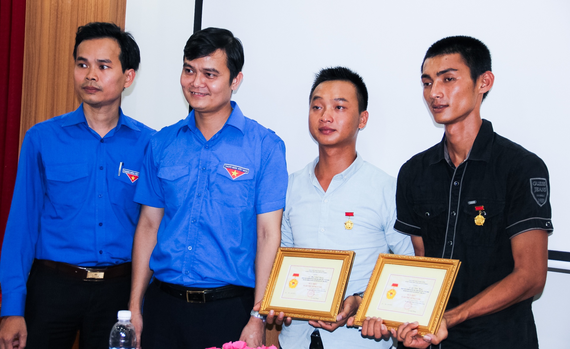 Tuyen duong 4 doan vien cuu nguoi gap nan tren song Han hinh anh