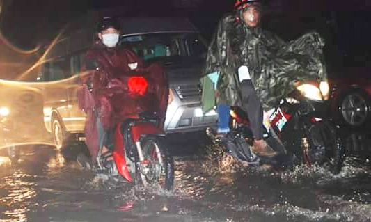 Nhieu tuyen duong Sai Gon ngap nuoc do mua lon hinh anh