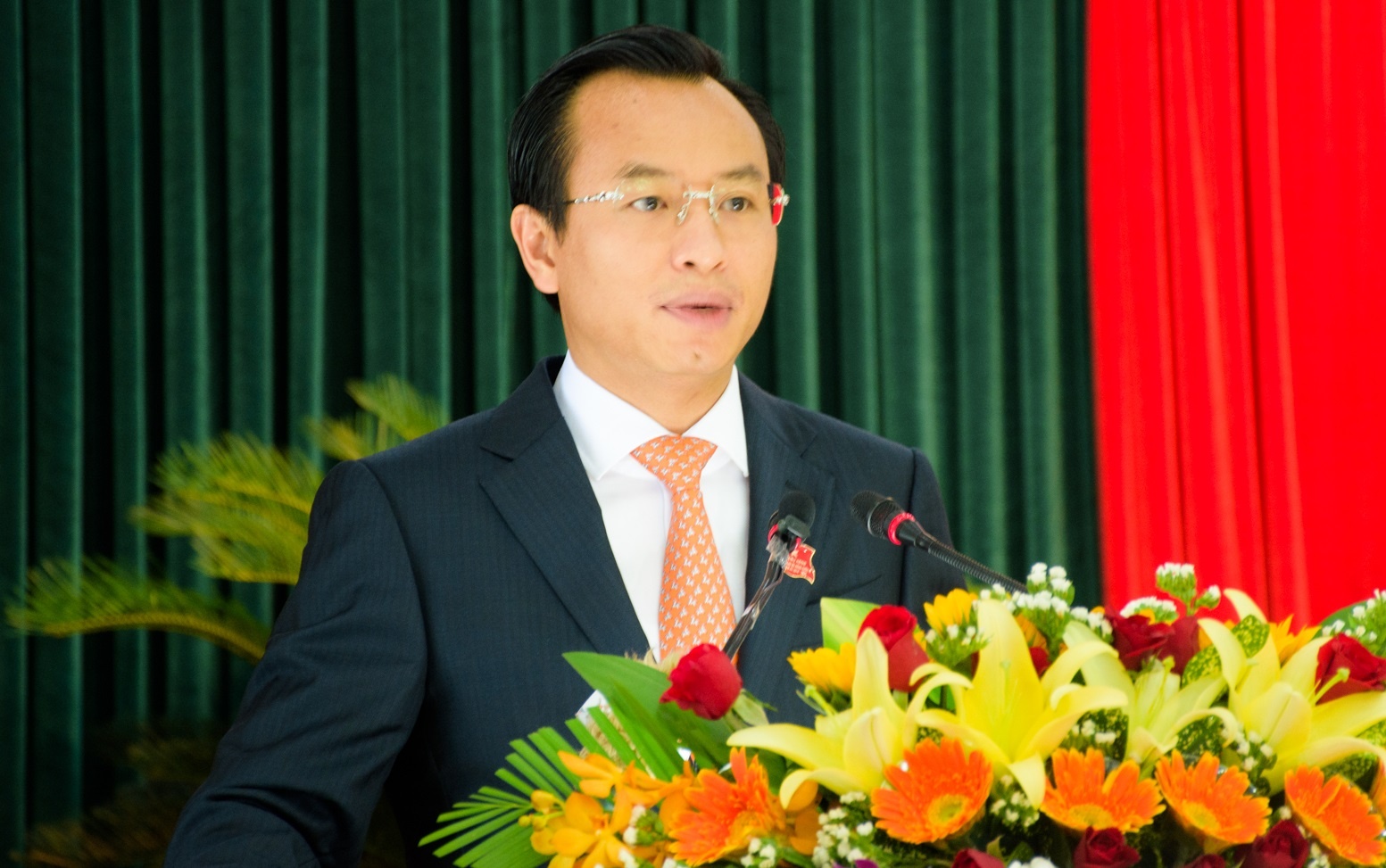 Bi thu Da Nang: Cac vi khong the chi ngoi doc bao cao hinh anh