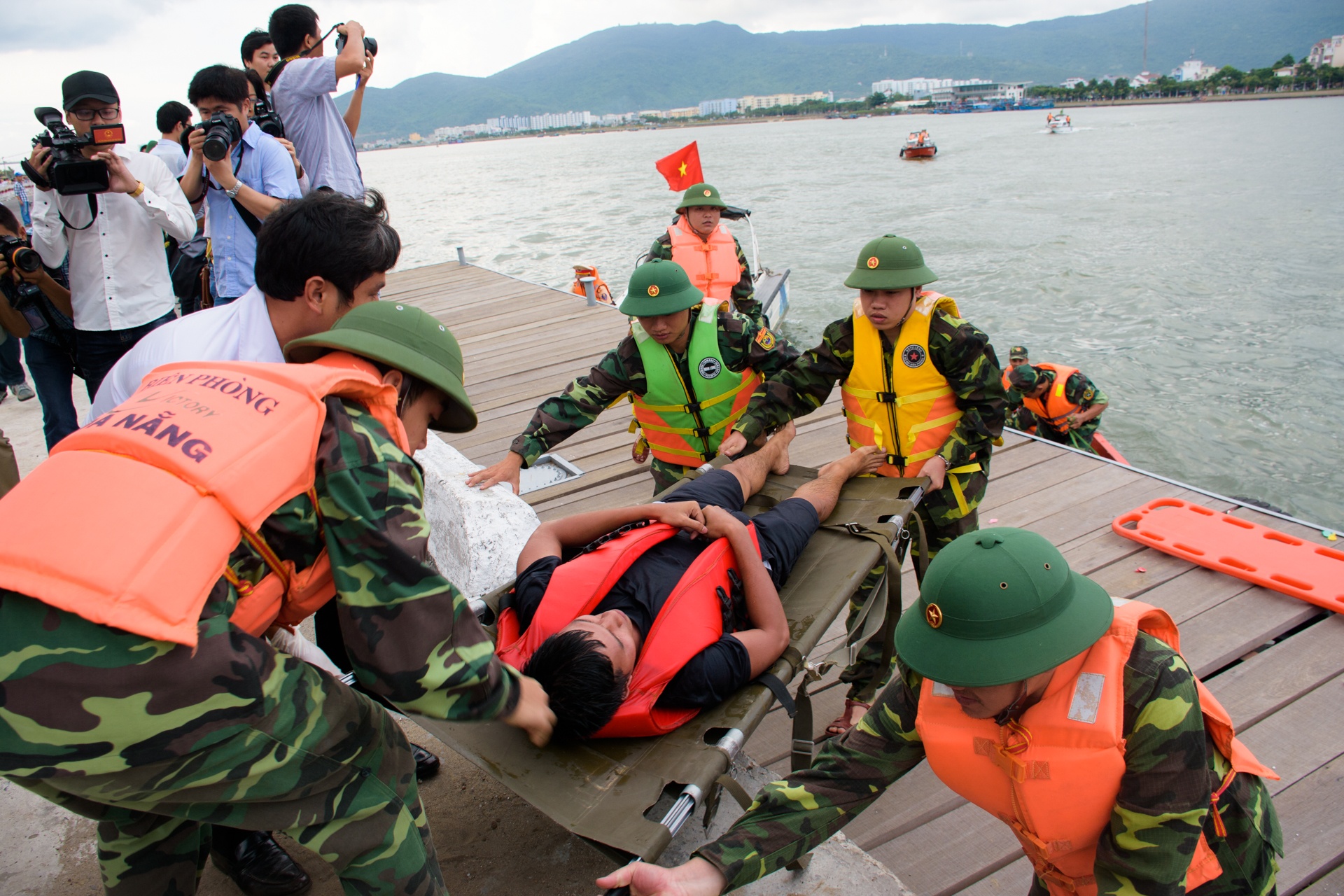 150 nguoi dien tap cuu ho tau chim tren song Han hinh anh