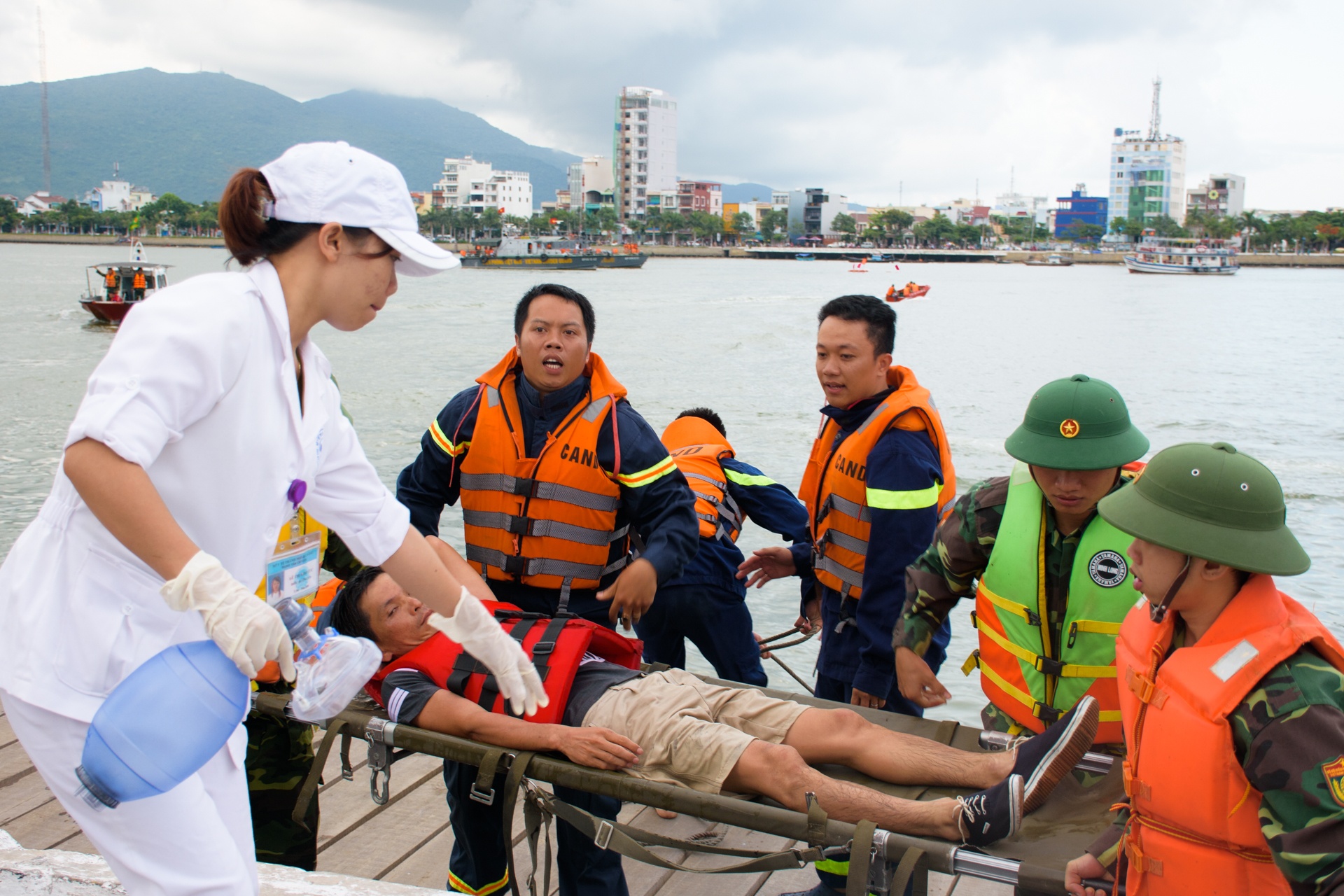 Dien tap sau vu chim tau tren song Han anh 3