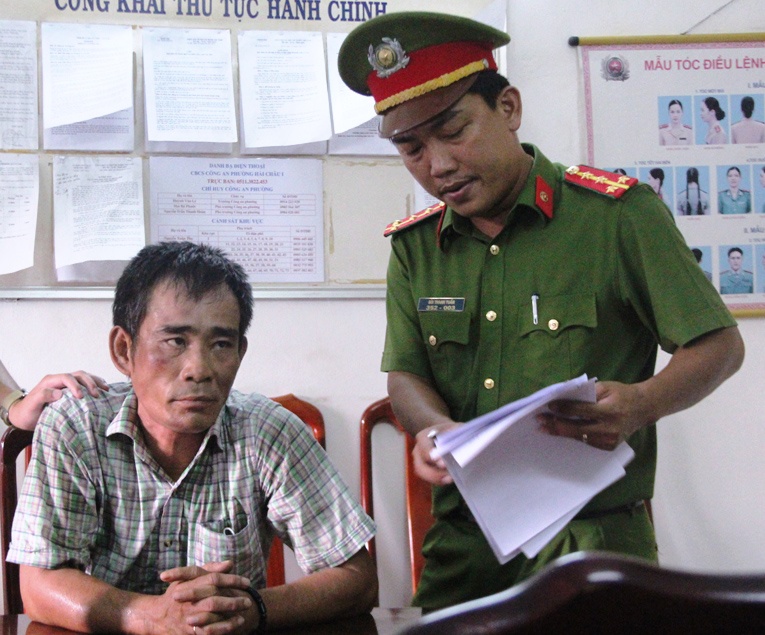 Bat them 2 nguoi lien quan vu chim tau tren song Han hinh anh