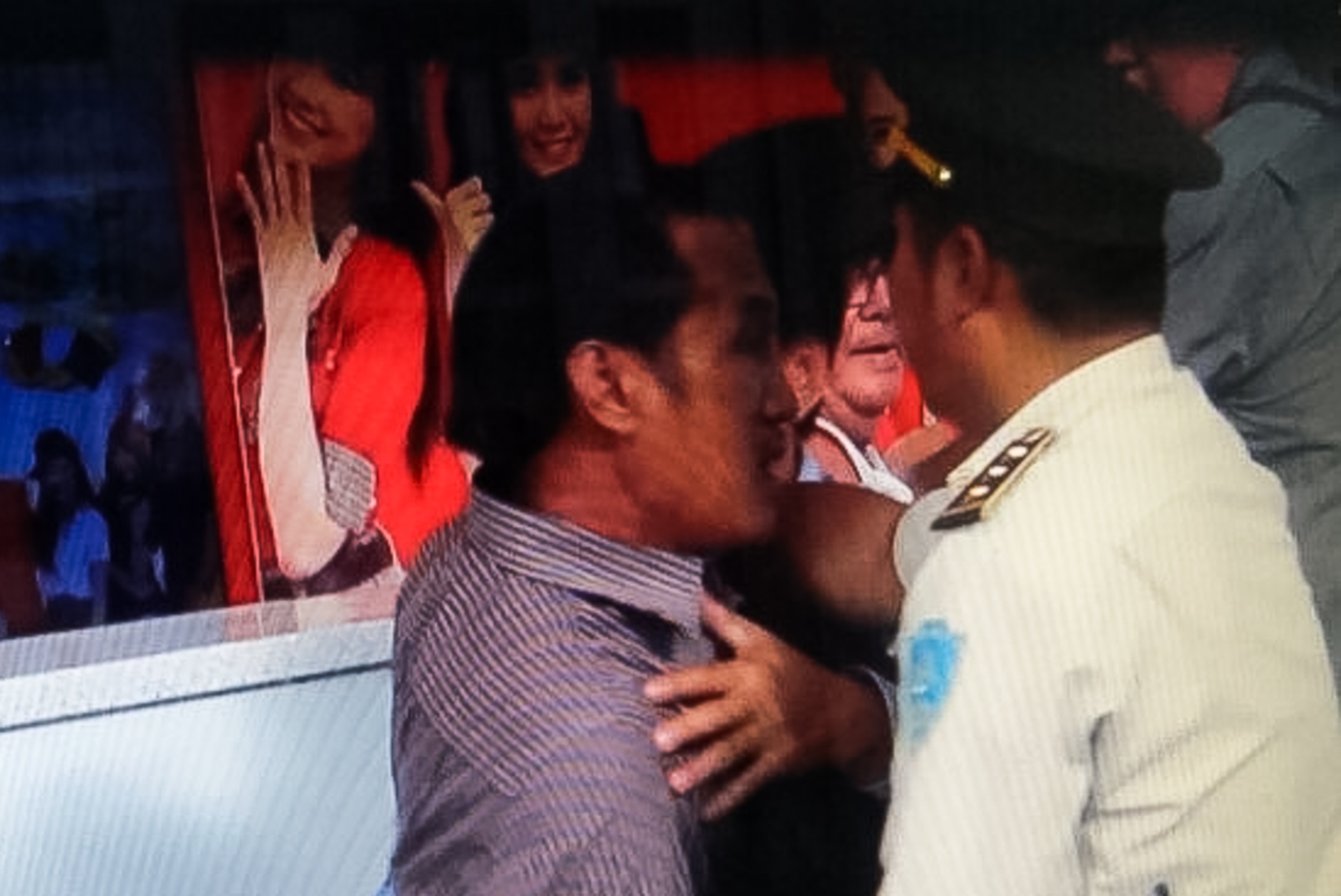 Hanh khach danh nhan vien Vietjet trong san bay Da Nang hinh anh