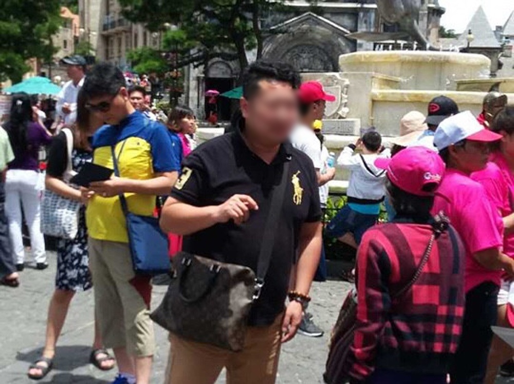 Cai trang theo doi khach Trung Quoc hanh xu vo van hoa hinh anh