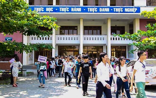 Vu sua diem cho sinh vien o Da Nang: 4 nguoi bi khoi to hinh anh