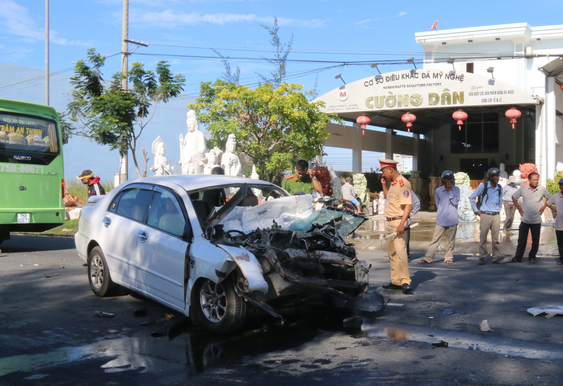 Tai nan khien oto nat dau, 4 nguoi trong thuong hinh anh