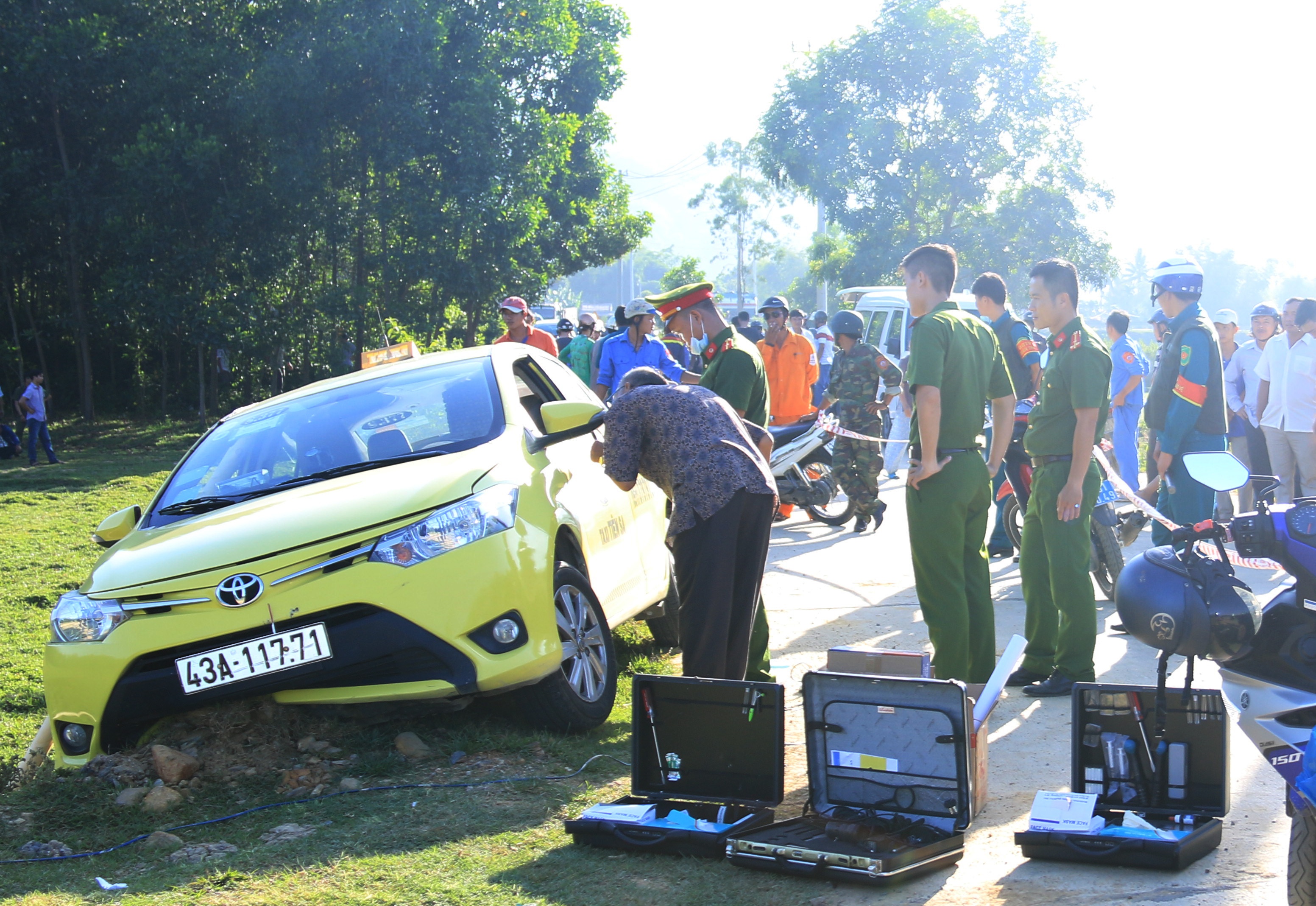 Tai xe taxi nam chet giua duong, tren nguoi co nhieu vet dam hinh anh