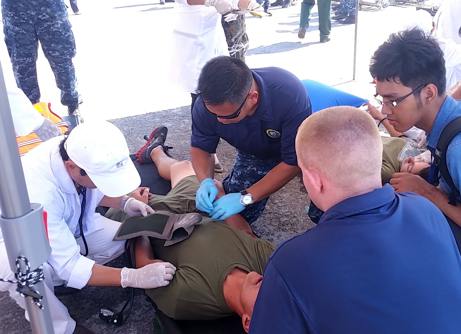 Luc luong Viet Nam - My dien tap cuu nan tren song o Da Nang hinh anh