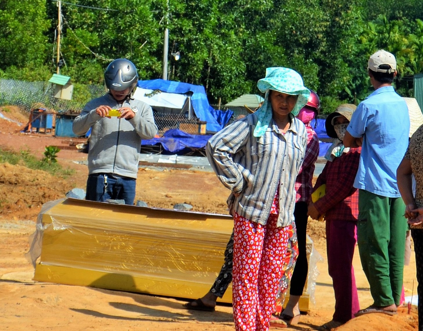 Vu dan mang quan tai len cao toc: Khoi to can bo xa hinh anh