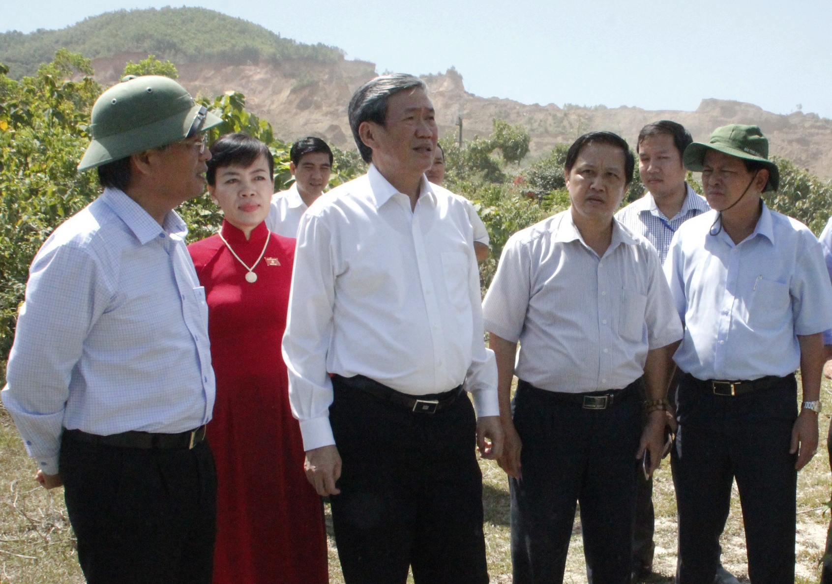 Dan noi o nhiem, ong Dinh The Huynh den mo da kiem tra hinh anh