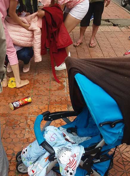 Me mai bat Pokemon de con rot xuong ho anh 1