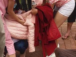 Xac minh thong tin 'Me mai bat Pokemon de con rot xuong ho' hinh anh